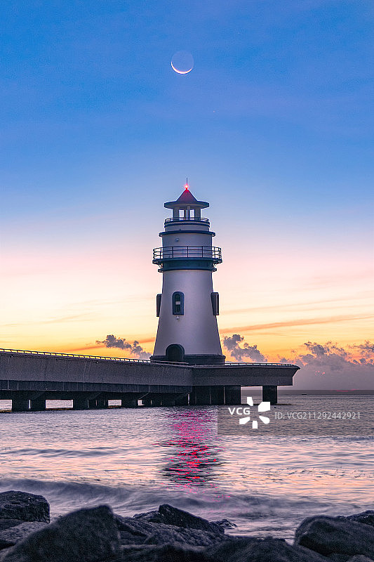 弯月与灯塔图片素材