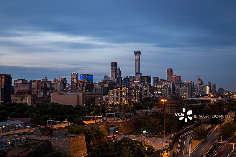 小暑雨后的京城夜图片素材