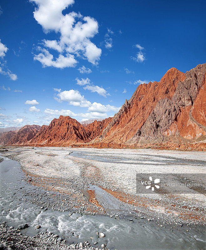 新疆喀什奥依塔克冰川景区河谷边的红色群山山体图片素材