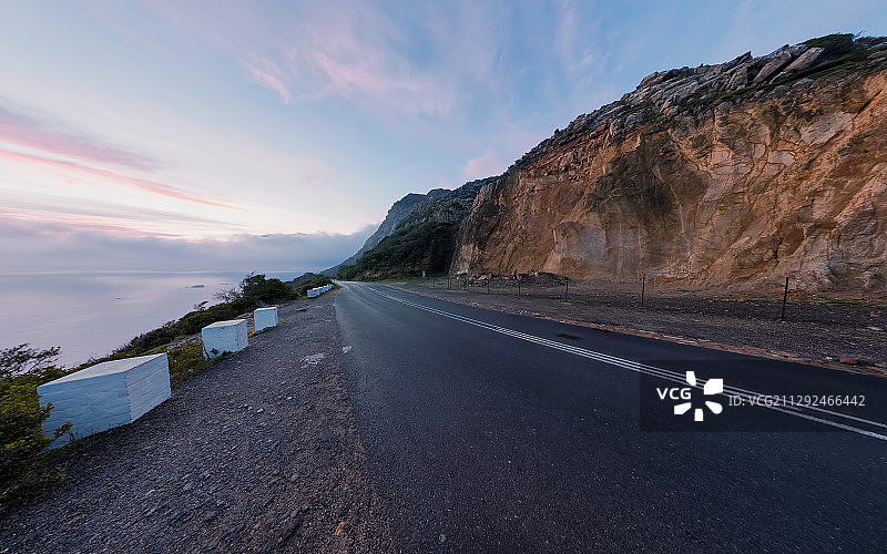 夕阳下海边的公路图片素材