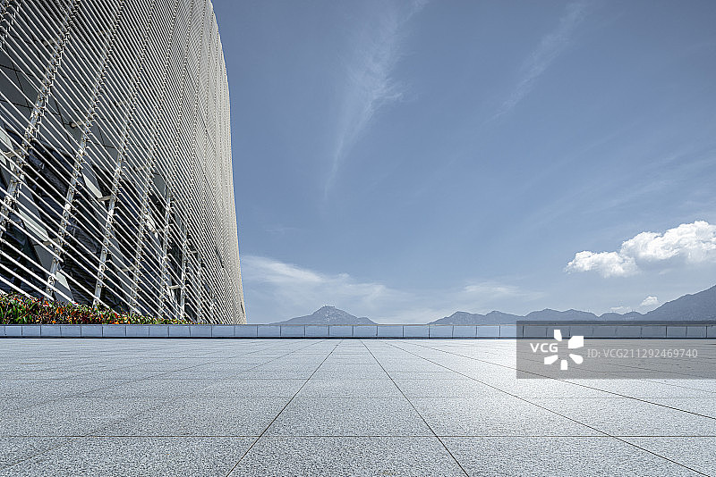 宽阔的大理石地面和现代化的场馆建筑图片素材