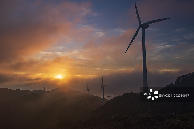 下川道黄竹岭风力电场日落图片素材