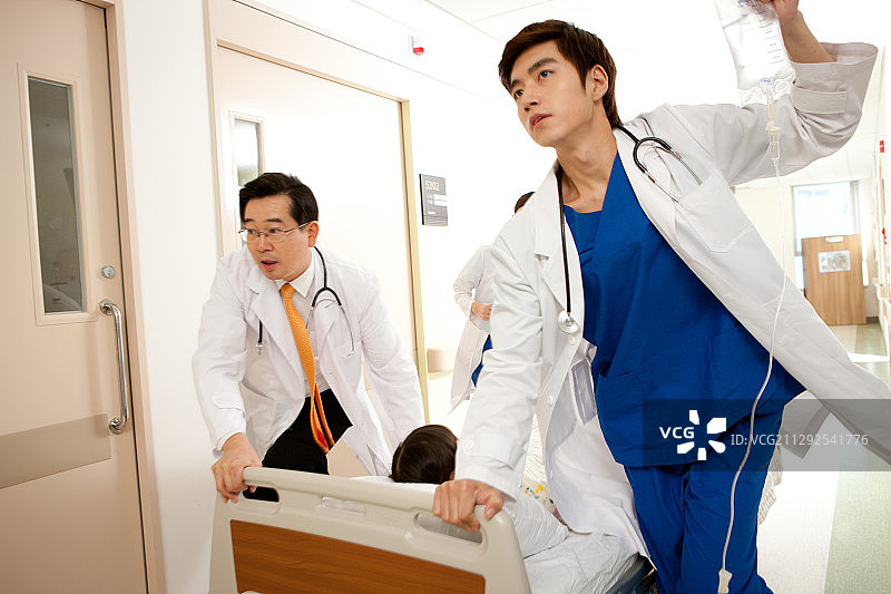 医生奔跑着转移紧急病人图片素材