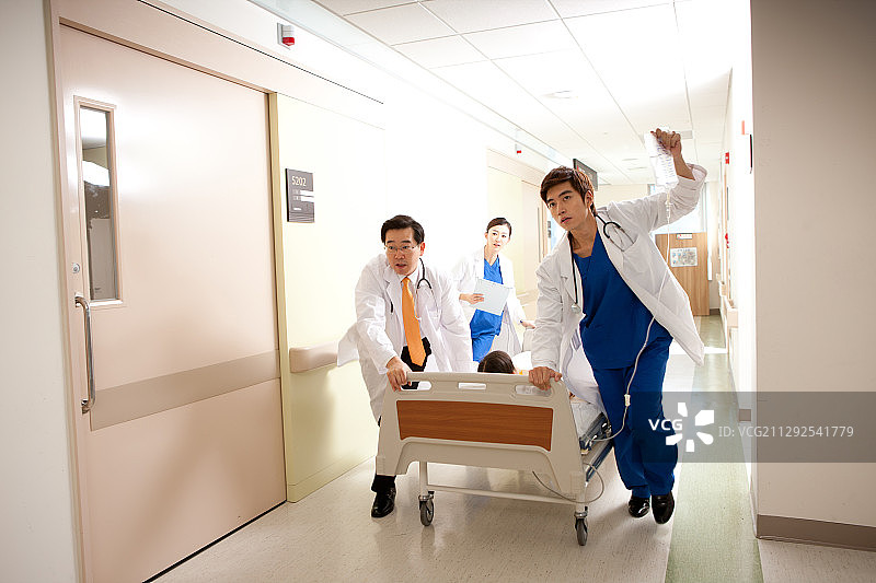 医生奔跑着转移紧急病人图片素材
