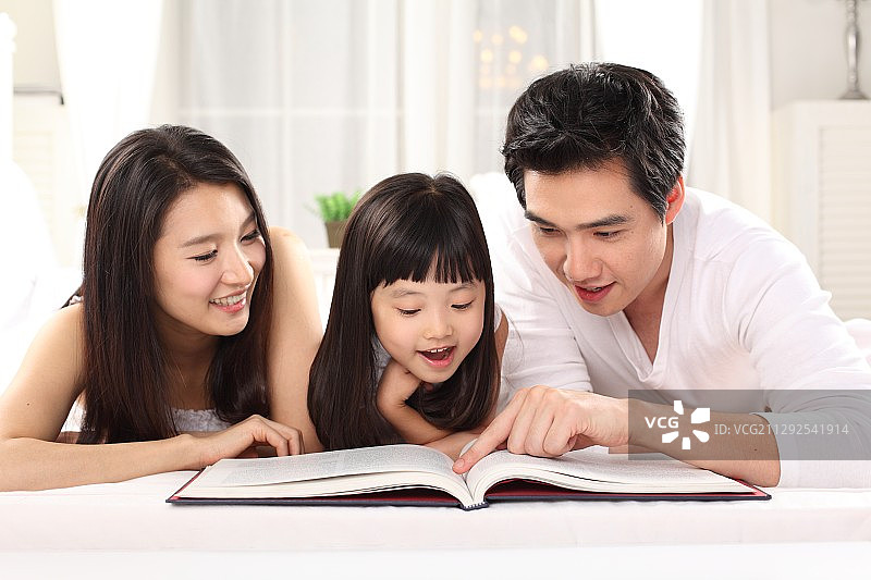 一家人一起读书图片素材