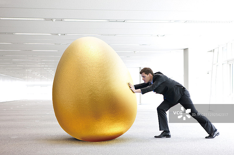 推着金蛋的商人图片素材