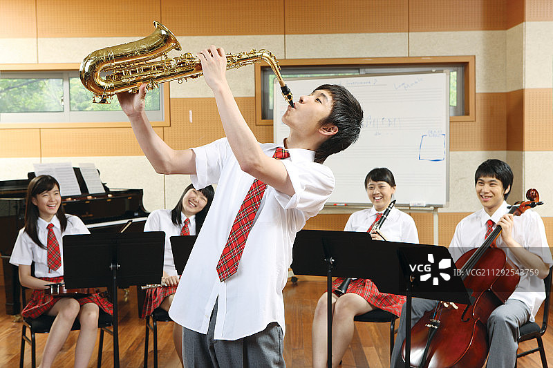 学生在课堂上为同学们演奏萨克斯图片素材