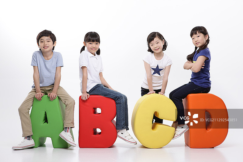 字母和四个孩子图片素材