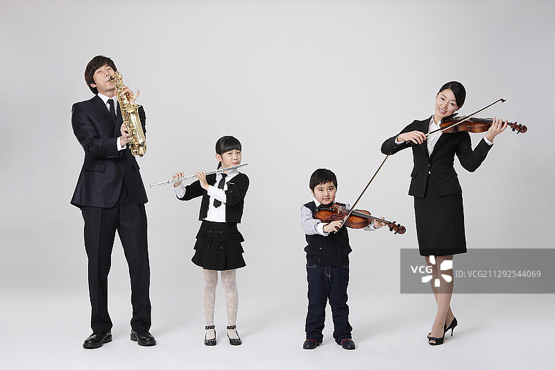 一家人演奏乐器图片素材