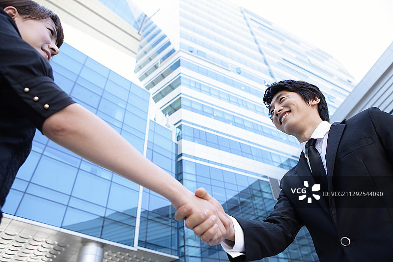 商务男士与女士握手图片素材
