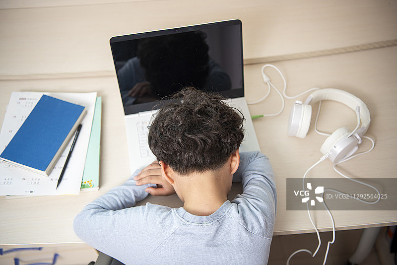 男孩趴在桌子上睡觉的摄影图片素材