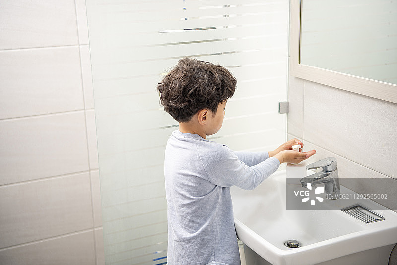 男孩在浴室洗手图片素材