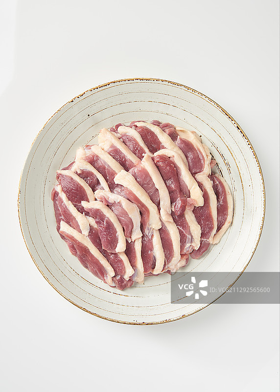 盘子里的生鸭肉摄影作品图片素材