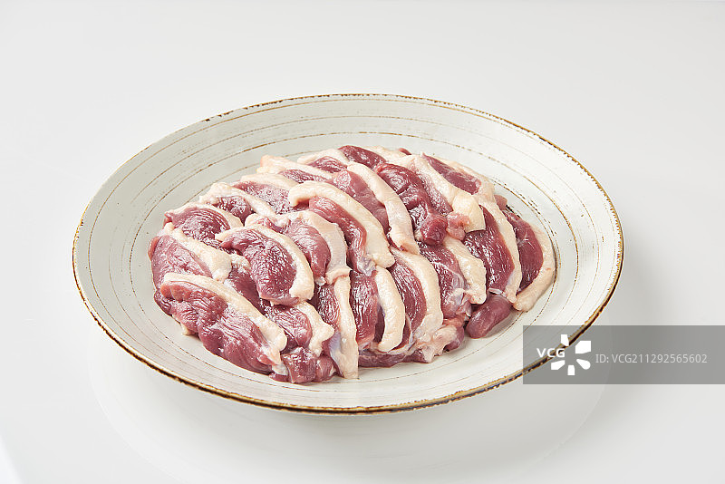 盘子里的生鸭肉摄影作品图片素材