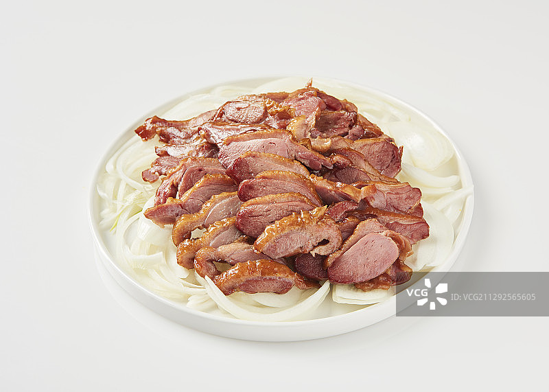 盘子里有洋葱的熏鸭肉照片图片素材