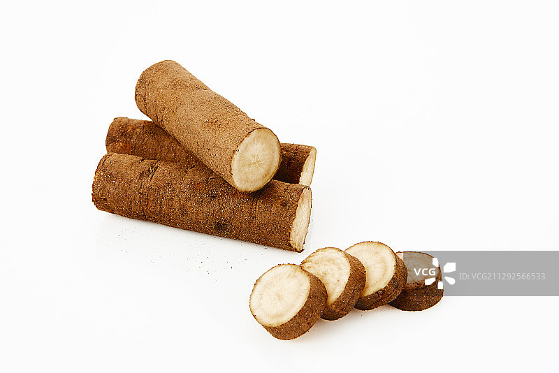 白色背景上的切片牛蒡根摄影图片素材