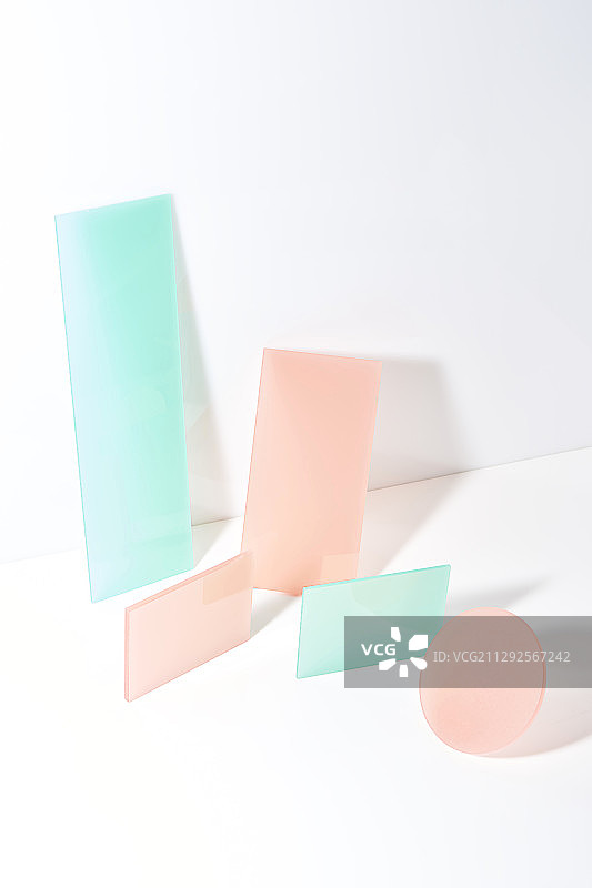 有机玻璃板上的圆形和矩形摄影图片素材