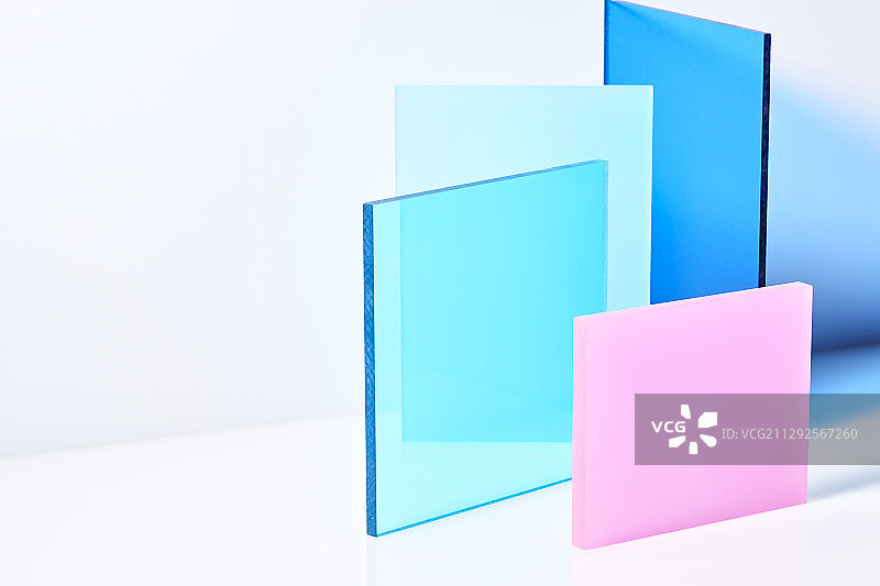 白色背景下的有机玻璃丙烯酸矩形图片素材