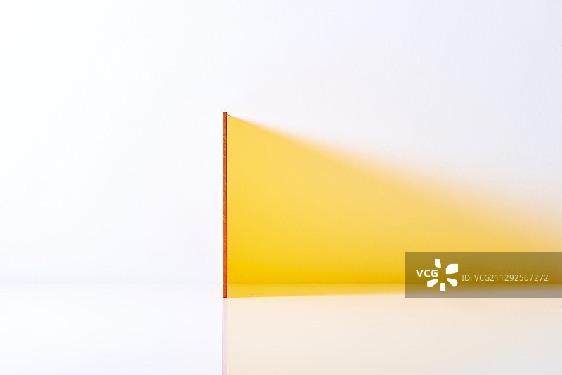 白色背景中带有机玻璃丙烯酸板和阴影的橙色矩形摄影图片素材