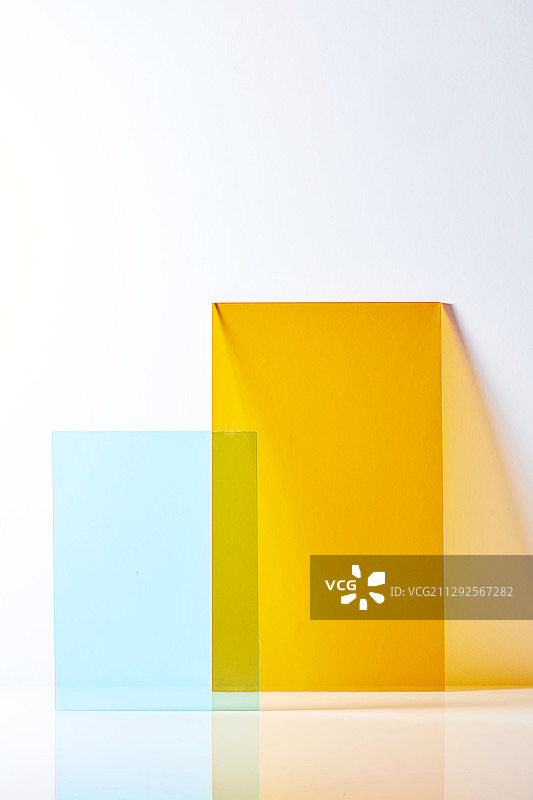 白色背景下的橙色和绿色矩形有机玻璃板摄影图片素材