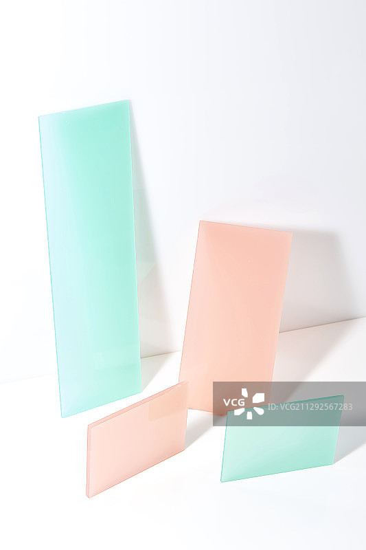 白色背景中，具有有机玻璃丙烯酸板的彩色矩形图片素材