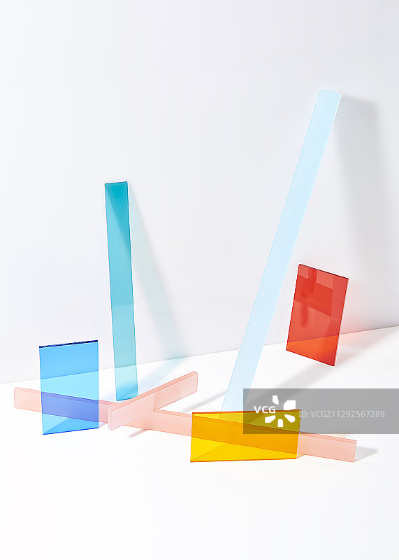 白色背景中，具有有机玻璃丙烯酸板的彩色矩形图片素材