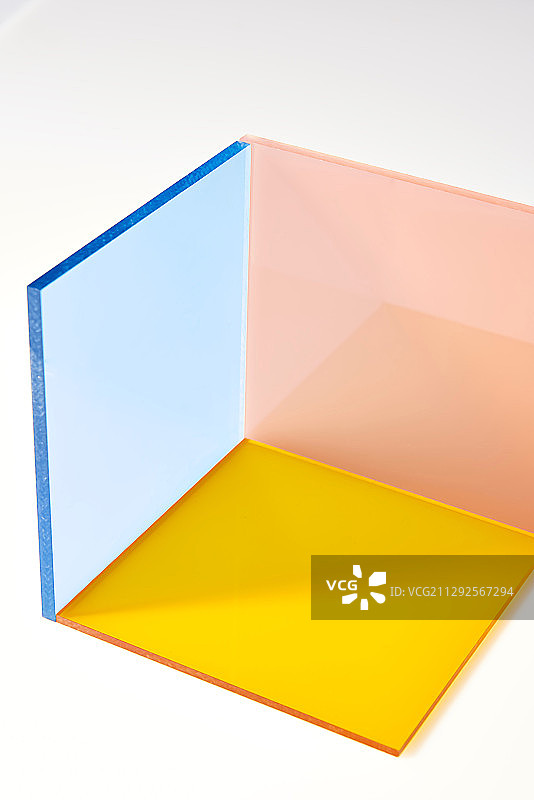 白色背景下的彩色矩形有机玻璃板摄影作品图片素材