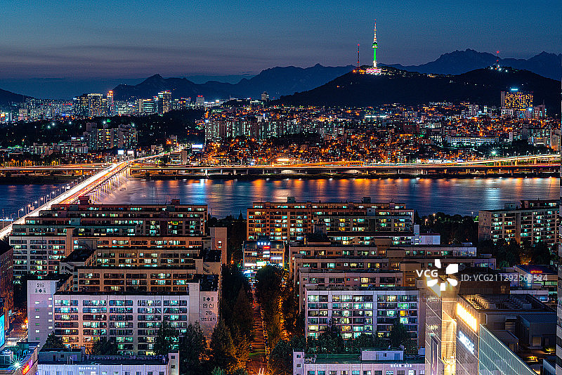 日落时分首尔城市河流、桥梁和建筑物的风景照片图片素材