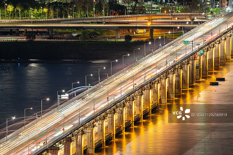 盘浦大桥的夜景和车辆的摄影作品图片素材