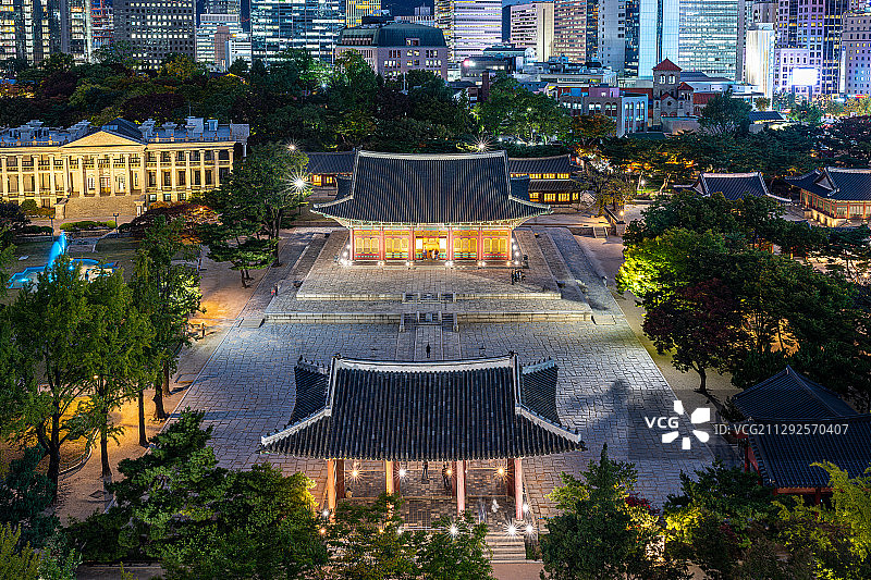 德寿宫的夜景和游客照片图片素材