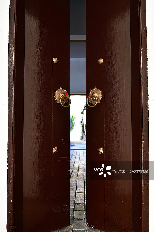 惠州秋长谷里新中式客家民居打开大门图片素材