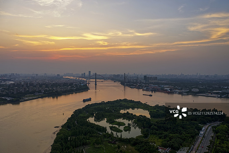 中国广东广州，航拍夏季晚霞下的广州大学城湾咀头湿地公园图片素材