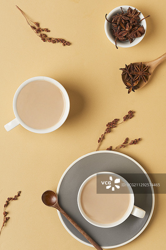 两杯奶茶与配料合影图片素材