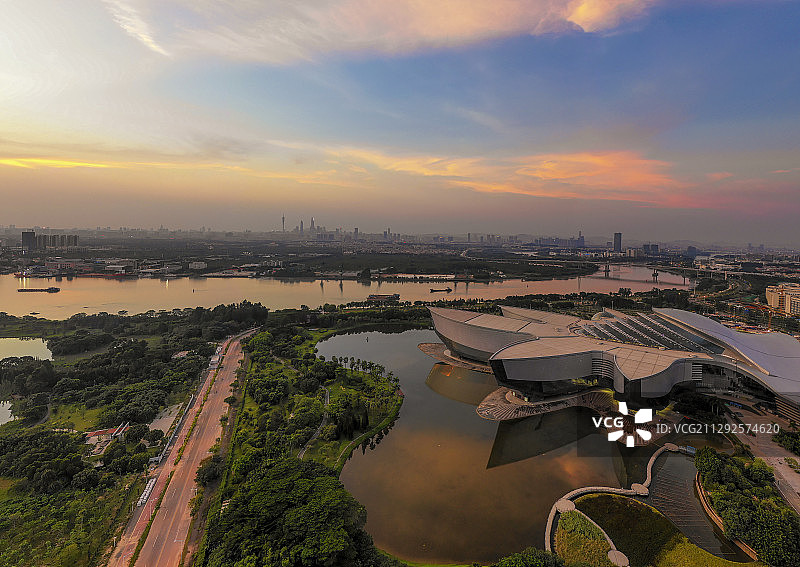 中国广东广州，航拍夏季晚霞下的广东科学中心图片素材