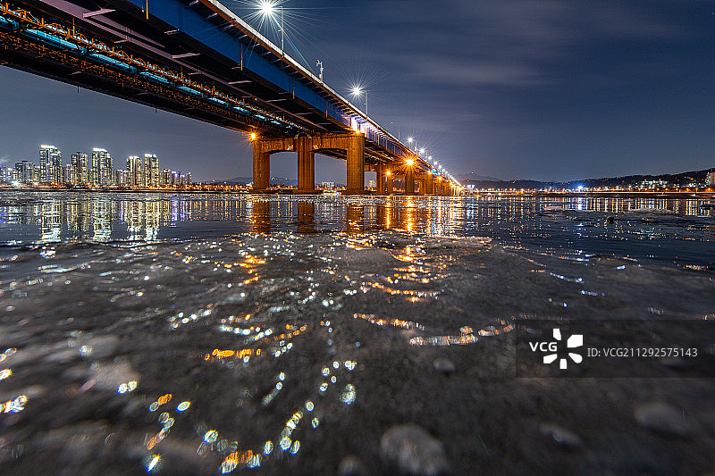夜晚冰河与桥梁摄影图片素材