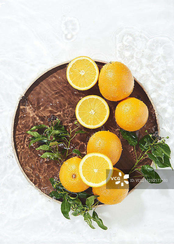 水中木盘橘子与叶子装饰摄影图片素材