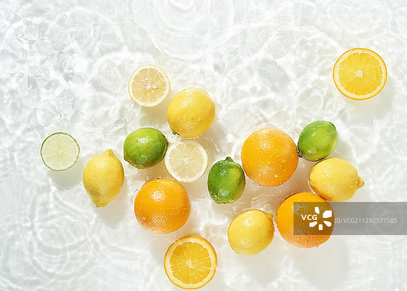 水中新鲜柠檬、橙子和青柠摄影作品图片素材