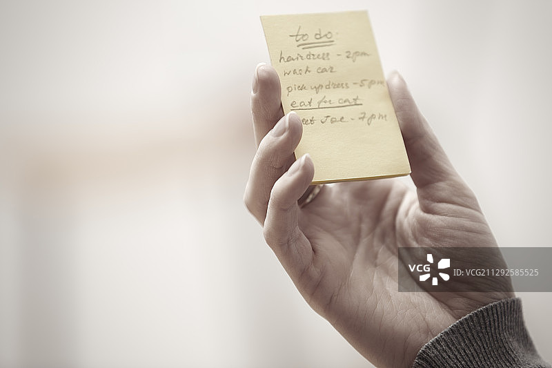 拿着待办事项清单的女人图片素材