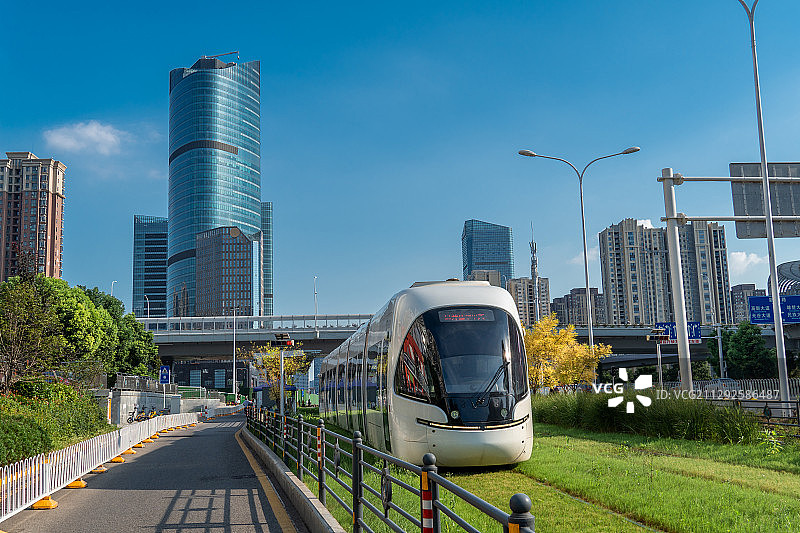 武汉光谷有轨电车L1量子号图片素材