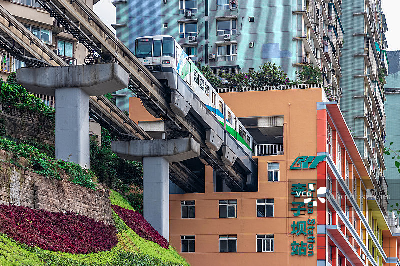 重庆市李子坝轻轨站轻轨穿楼旅游景观图片素材
