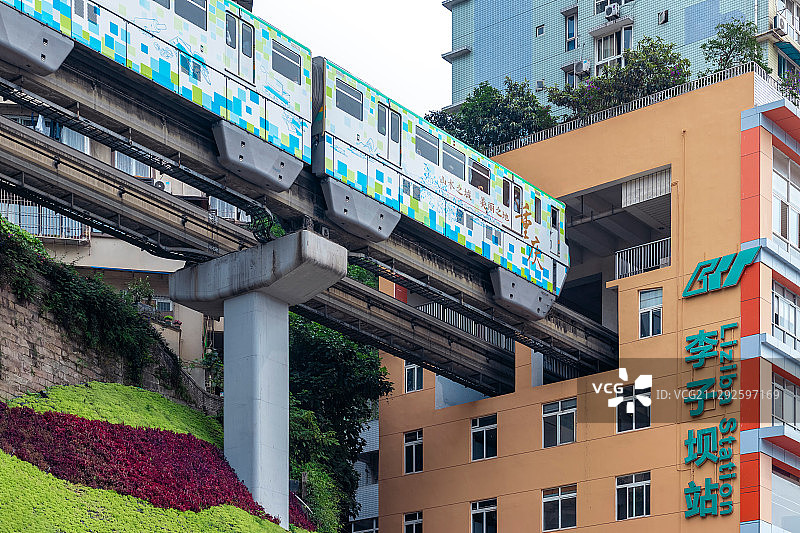 重庆市李子坝轻轨站轻轨穿楼旅游景观图片素材