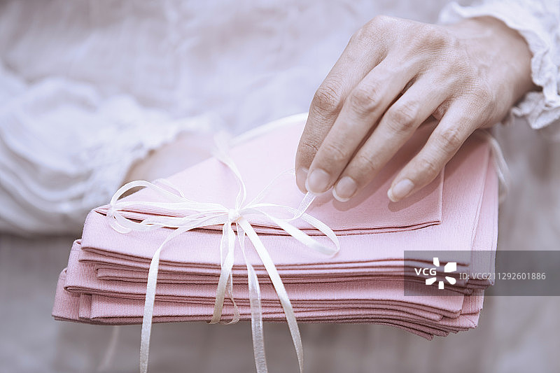 女人手持粉色餐巾图片素材