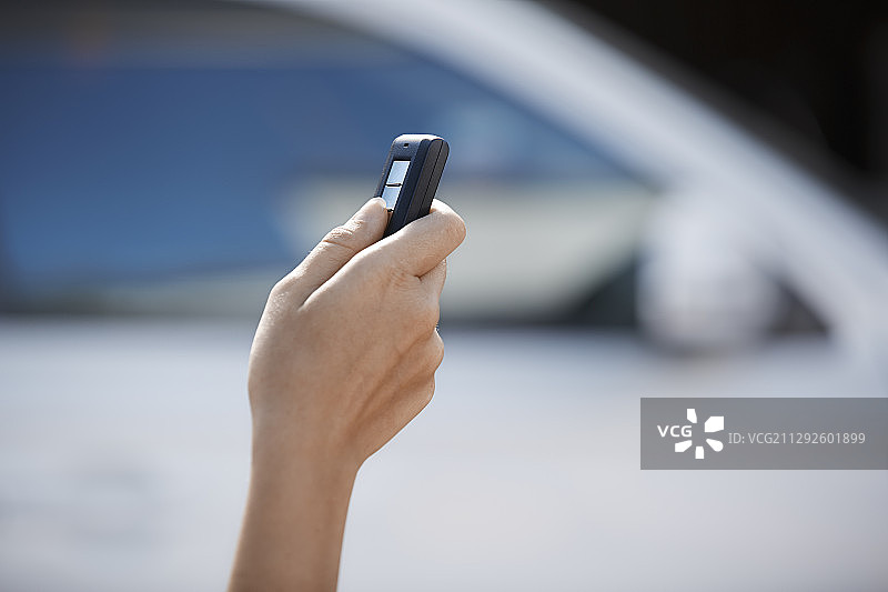 手持汽车遥控器图片素材