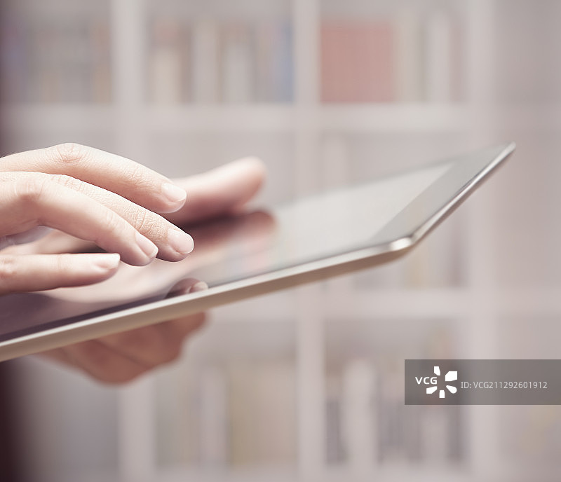 男人在图书馆里拿着电子书图片素材