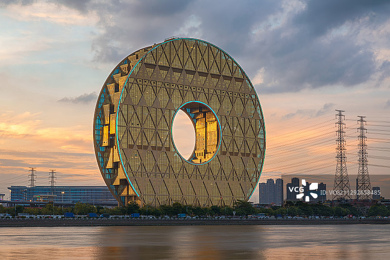 黄昏日落广州圆大厦城市天际线地标建筑商务写字楼汽车广告背景图片素材