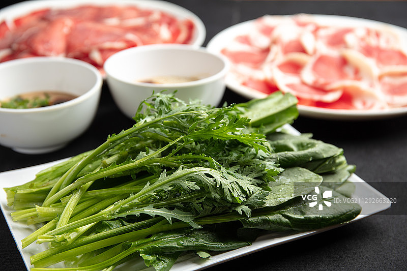 茼蒿菠菜拼盘火锅图片素材