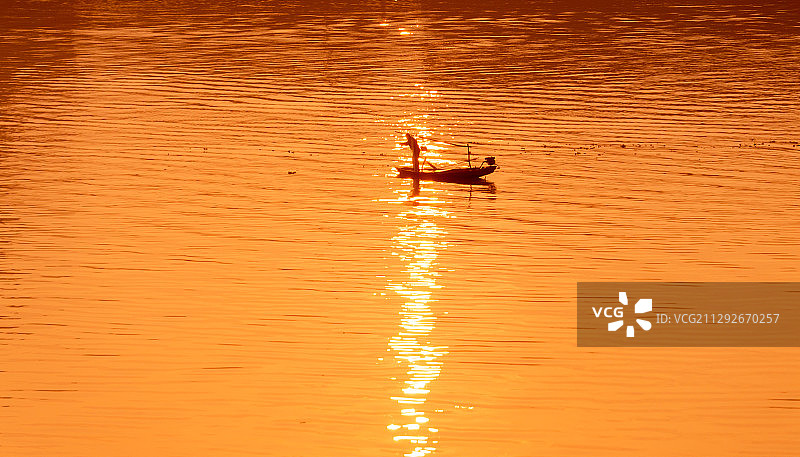 波光粼粼的江面上有一只小船图片素材