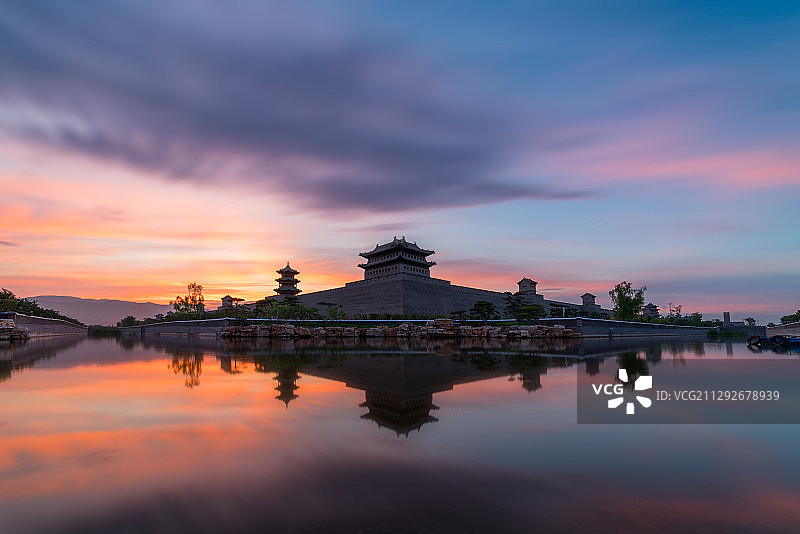 太原古县城日落火烧云图片素材