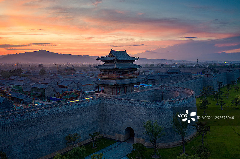 太原古县城日落火烧云图片素材