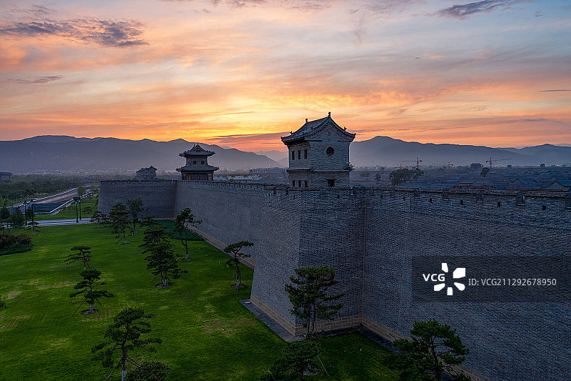 太原古县城日落火烧云图片素材
